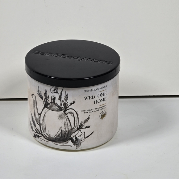 Bath & Body Works Welcome Home 3 Wick Candle New - Picture 2 of 4